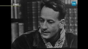 "Je crois que la plus grande solitude que j'ai endurée, c'est à Paris. En mer, je ne me suis jamais senti seul." Bernard Moitessier publie en 1960 "Vagabond des mers du Sud" : un récit d’aventure, de liberté et de dépouillement volontaire, devenu culte. ⏪ Il raconte son périple de l’Indochine aux Antilles sur un petit voilier, et livre une réflexion rare sur le sens de la vie et la solitude. Une précieuse interview donnée il y à 65 ans. | INA