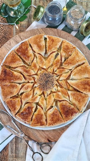 INGREDIENTES ⬇️⬇️⬇️ GIRASOL DE CALABACÍN Y QUESO 🛒 Ingredientes (16 porciones): 🔸 2 láminas de #hojaldre redondo 🔹 1 calabacín 🔸 50 g de queso crema (un par de cucharadas) (¼ cup) 🔹 1 calabacín hermoso 🔸 140 g de queso emmental (7 lonchas) (5 oz) 🔹 1 huevo 🔸 Semillas de sésamo y amapola 🍳Pasos: 1️⃣ Corta el #calabacin en láminas finas con ayuda de una mandolina. Salpiméntalas y cocínalas a la plancha. Déjalas enfriar. 2️⃣ Desenrolla una de las láminas. Unta encima el queso crema. Luego,