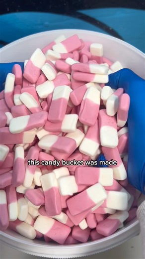 I made the SQUISHIEST candy bucket of all time!! 🍭😳 help me pack this order!