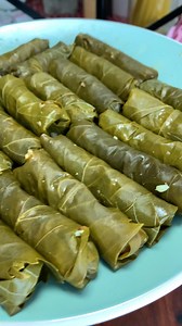 Sarmale de post in foi de vita de vie gatite in oala de lut va ajunge pentru 2-3 zile Reteta 👉2 cepe 👉350 gr ciuperci 👉cimbru sare piper dupa gust 👉2oo gr bulgur 👉300 gr rosii 👉1 kg foi de vita de vie depinde cat de mari sunt frunzele s-ar putea sa aveti nevoie de mai putin 👉foi de dafin 👉apa Recipe 👉 2 onions 👉 350 gr of mushrooms 👉thyme, salt, pepper to taste 👉2oo gr bulgur 👉 300 gr tomatoes 👉 1 kg of vine leaves depends on how big the leaves are, you may need less 👉bay leaves �