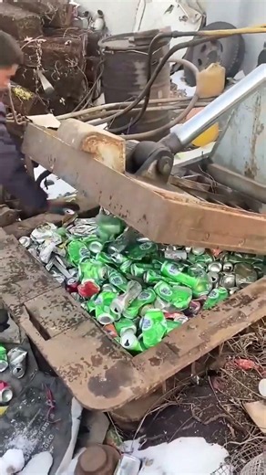Compressing Metal Scrap with Hydraulic Device