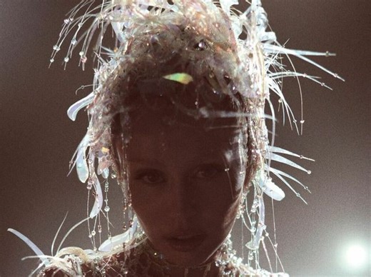 √ Per "End Of The World" Miley Cyrus si ispira alla disco music