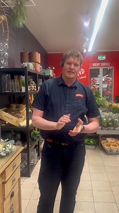 Nu bliver det vildt i MENY Sdr. Omme! 😄🎥☕️🍬 NYHEDER – KONKURRENCE – OG EN VIDEO DU SKAL SE! Vi har lagt en video op, og den skal du altså lige have med 👀👇 For der sker rigtig mange gode ting i butikken lige nu: ☕ Gratis kaffe eller Kakao til ALLE handlende( gælder resten af februar månede ) – bare fordi vi elsker glade kunder 🔥 Der er kommet varme i butikken – slut med kolde tæer 🍪 KAGEMARKED fredag fra kl. 12.00–16.00 – masser af lækre kager, klar til weekendhygge. 📢 Nyt kaldeanlæg – så