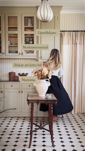 𝐄𝐥𝐢𝐧 𝐑𝐚𝐧𝐭𝐚𝐭𝐚𝐥𝐨 - 𝐋𝐢𝐯𝐞𝐭 𝐮𝐭𝐚𝐧 𝐛𝐞𝐧 𝐠å𝐫 𝐯𝐢𝐝𝐚𝐫𝐞 🦿 on Instagram: "Ibland glöms det bort att man faktiskt är människa precis som alla andra. Trots …🦿 Mitt liv präglas inte av att vara amputerad utan det präglas av allt som jag älskar i livet! Positiva saker! 💚😊 Vad präglas du av i ditt liv? #inredning #heminredning #kök #kitchen #kulladalkitchens #victorianfloortiles #tiles #sekelskifte #home #homedecor #amputee #swedishhome #loppis #vintage #rörstrand #hus #mrplant