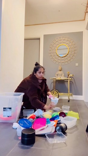 என்னோட screen time 4 hr தான் . அதில் என் official work & kids school work & my personal work எல்லாம் உள் அடங்கும். அதிலும் பாதி நேரம் என் பணியில் கிடைக்கும் ஓய்வு நேரங்களில் தான் பார்ப்பேன் . reels ல 1000 விஷயங்கள் roll down la வந்திட்டே இருக்கும்… அதில் அதிக நேரத்தை பாவித்து எங்களோட முன்னேற்றங்கள் தடைப்பட்டு விடக்கூடாது🙏🙏. socil media ஒரு காலத்திருடன் தானே.🙈 | Markandu Malini