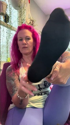 Taking off my sweaty gym socks 👣🧦￼