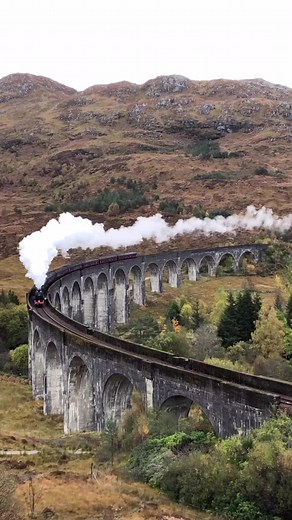 The Hogwarts Express, aka Harry Potter train 🚂, on the Glenfinnan Viaduct. #hiddenscottland #hogwartsexpresstrain #steamtrain #jacobitesteamtrain #visitscotland #hiddengems #explorescotland