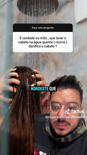 🚿 ÁGUA QUENTE E CABELO NÃO COMBINAM! 😰 Principalmente agora no inverno aqui no Sul, né? A gente quer tomar aquele banho pelando… mas o cabelo sente, e sente MUITO! 💥 A água quente dilata a cutícula, eleva o pH e deixa o cabelo exposto, ressecado, poroso, com frizz, sem brilho e ainda acelera o desbotamento da cor, inclusive de loiros e progressivas! É por isso que mesmo tratando, tem gente que sente o cabelo cada vez pior no inverno. E o que eu recomendo para TODAS as minhas clientes? 👉 O 12