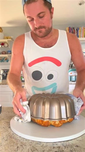 pull apart pizza bread 🫶 3 lb. pizza dough, rolled into 1 1/2-inch balls 1 cup olive oil 2 cups grated Parmesan cheese, plus more for garnish 2 tsp. Italian seasoning 2 tsp. garlic powder 3/4 tsp. red pepper flakes 2 cups shredded mozzarella cheese Marinara sauce, for dipping Chopped fresh parsley, for garnish (optional) Preheat oven to 350F. In one bowl, add olive oil, in another, stir together parmesan and seasonings. Roll each piece of dough in oil, then parmesan and add a greased bundt pan 