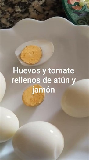 huevos y tomate rellenos de atún y jamón