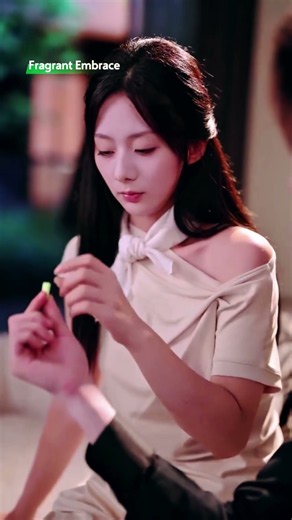 Dia tidak mengatakannya, tetapi dia mengerti...❤️‍🔥 #FragrantEmbrace #iQIYI #shortdrama