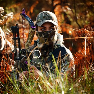 367K views · 4K reactions | À 15 ans, Lucie est passionnée par la chasse à l'arc qu'elle pratique avec son père depuis l'enfance. Ensemble, ils nous font découvrir cette tradition exigeante, au plus proche de la nature et des animaux.  | Neo | Facebook