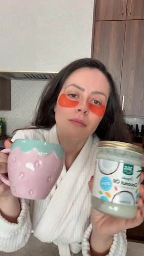 Meu Monjaro Natural. Café com óleo de coco e canela: uma combinação poderosa! Aumenta o foco, melhora a digestão, acelera o metabolismo, dá energia para o dia e ainda é anti-inflamatório. É uma forma simples e natural de começar a manhã com mais disposição e bem-estar. #vidanoseua #oleodecoco #cafetermogenico #rotinanoseua #cafesaudavel | Kathlyn Noto