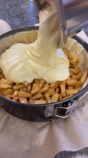 🍎Apfel-Pudding Kuchen mit Streuselboden und Honig-Mandel-Topping🍎 🍎 Backofen auf 180 Grad Umluft vorheizen und eine 24er Backform mit Backpapier auslegen und einbuttern 🔖Streuselteig 200 g Mehl 125 g kalte Butter 100 g Zucker 1 TL Vanillezucker 1/2 Pack Backpulver 🍎 Alles verkneten ( im TM 10 Sek/Stufe 6) 🍎in die Form geben und am Rand andrücken 🔖2 große Äpfel (550 g) schälen entkernen vierteln,in kleine Würfel schneiden und mit 50 g braunen Zucker und 1 TL Zimt vermischen und die Hälfte 