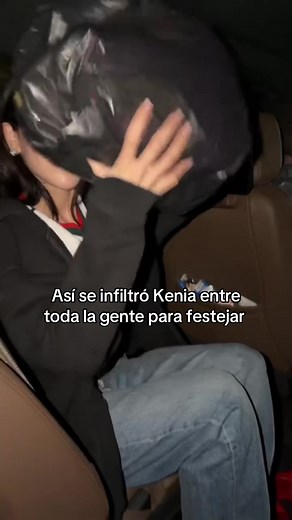 Kenia Os se infiltra entre la gente en el Ángel para festejar
