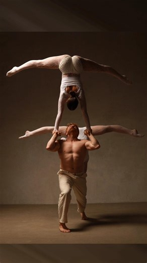 🇺🇦 Model poses for photoshoot📸 5 Acrobatics.