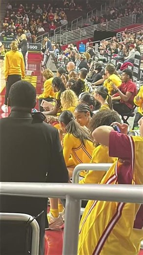 Coaching up the freshman. USC Maryland game. #jujuwatkins#jazzydavidson#everybodylovesjuju12#fyp
