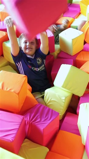 Loop Park | Parque de Trampolim on Instagram: "🌟 Bem-vindo ao Loop Park! Aqui a diversão não tem limite: trampolins, risadas e momentos que viram memória. Vem viver essa experiência! 💥🟦"