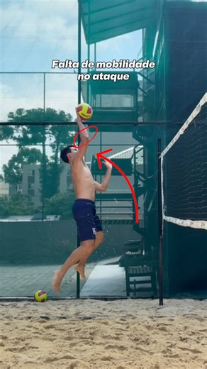 Victor Bail | Preparador Físico on Instagram: "Se você sente que não consegue esticar totalmente o braço na hora do ataque e acha que é falta de técnica… calma. ⚠️ Muitas vezes o problema não está na técnica,e sim em limitações do seu corpo. Encurtamento de peitoral, falta de mobilidade torácica e pouca mobilidade escapular podem travar seu movimento, reduzir sua potência e ainda aumentar o risco de lesão. Ou seja: não é que você “não sabe atacar alto”. Pode ser que algo esteja te impedindo de c
