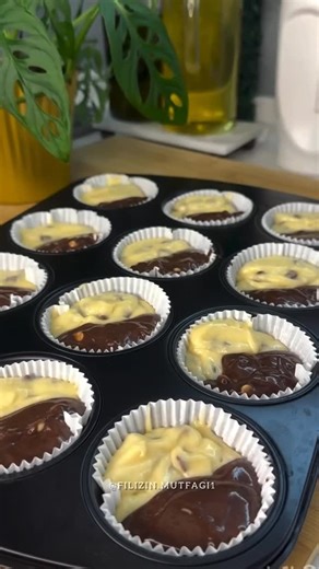 ★ K E K T A R İ F L E R İ ★ on Instagram: "🤍🤍filizin.mutfagi1 ・・・ @filizin.mutfagi1 Yumuşacık pamuk gibi browni lezzetinde kap kekler yapıyoruz bir kere yaptığınızda kesinlikle vazgeçemeyeceksiniz Malzemeler İki yumurta Bir su bardağı toz şeker Bir çay bardağı tereyağı ve sıvı yağ karışımı tereyağı fazla olsun Bir su bardağı süt İki yemek kaşığı yoğurt Bir paket kabartma tozu İki su bardağı un Kek harcına bir kaba alarak iyice çırpalım daha sonra yarı yarıya bölelim sade olan bir tanesini iç