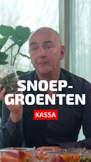 Verse voeding zoals snoepgroenten valt niet onder de strengere babynorm, ook al eten jonge kinderen het vaak. Volgens PAN-NL is dat een vreemd onderscheid: 'Elf van de twintig snoepgroenten voldoen niet aan de veilige norm'. #kassa #snoepgroenten #babyvoeding #pesticiden #bnnvara 📲 Kijk de hele reportage op het YouTube-kanaal van Kassa.