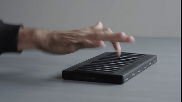ROLI Expressive Wireless Pad Touch-Responsive, Illuminated Surface Lets You Play Drums, Melodies, and Control Effects | Software Included (| Lightpad Block M)
