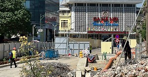 Đường Trần Hưng Đạo vẫn bị rào chặn do ga ngầm metro Nhổn - Ga Hà Nội chưa hoàn trả mặt bằng