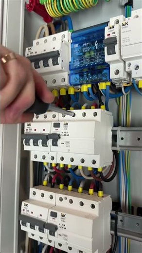 Perfect Circuit Breaker Tightening – “Click” Method Explained for Electricians #shorts #electrician