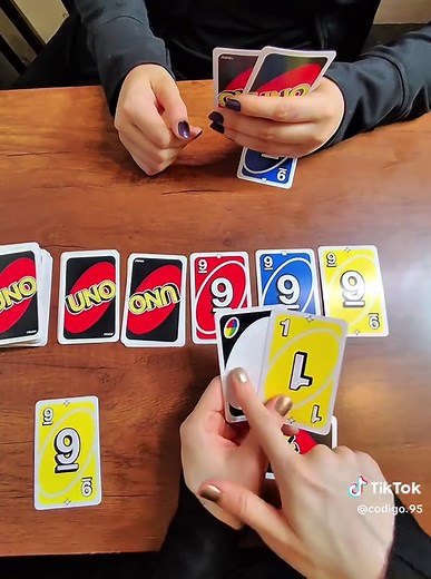 Conquista los 9: se agregan 5 cartas del 9 en el centro, se reparten 3 cartas para cada jugadora, y por turnos tendrán que sumar sus cartas para juntar el número 9 (por ejemplo, 3 6 = 9), así podrá conquistar una carta del 9, si no tiene cartas suficientes, jalará UNA del mazo, si no completa, dirá paso. Gana quien conquiste más islas (cartas del 9). #juegos #shorts