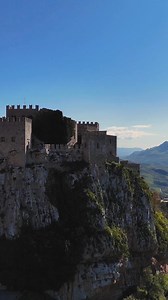 "SICILIA è POESIA", di Gianluca Scebba IL CASTELLO DI CACCAMO, sorge sull'omonimo antico Borgo Medievale, a circa 45 Km da Palermo. Caccamo è una città dove cultura, storia, arte, artigianato, tradizioni e gastronomia fanno di questa cittadina uno scrigno di preziose bellezze! Il castello è una costruzione difensiva, uno dei più grandi e meglio conservati tra i castelli normanni in Sicilia e in Italia. Il maniero sorge sulla sommità di un imponente roccione, alto 513 metri sul livello del mare, 
