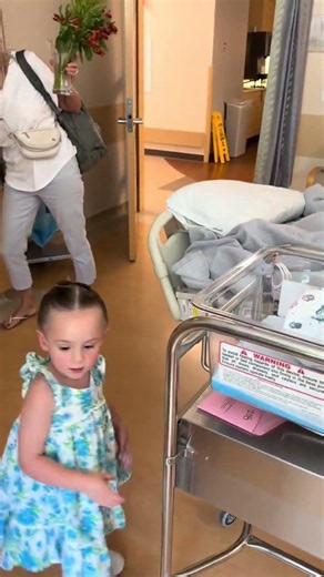 The big sisters meeting baby brother ♥️ #newborn #sisters #bonding #moments #brother #sibling #love