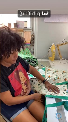 Here are a few tips for my quilt binding hack: 1. Roll your binding tightly 2. Use a longish stick. I use a chopstick 🥢 3. Place the chopstick at a slight angle to prevent the binding roll from falling out. PS: if you don’t have hair (@r.cvrdo) tape the chopstick to your head. Duct tape is very useful 🤪 If you try my hack please tag me so I can see it 👀 — Aquí algunos consejos para mi truco para el binding de quilts. 1. Enrolla bien el binding. 2. Usa un palo largo. Yo uso un palillo 🥢 3. Co