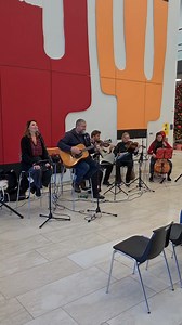 I dag har vi haft besøg af verdens bedste MusikBeRiget med funklende Kaya Brüel og Ole Kibsgaard i front. Både patienter, pårørende og personale lod tankerne svæve, mens julestemningen bredte sig i hele Medicinerhuset – nyd fx denne lille bid af ”Glade jul” ❤ | Aalborg Universitetshospital