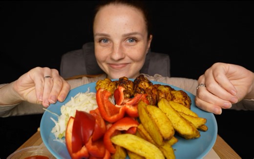 AnnTi Eating——烤鸡翅x炸土豆条x蔬菜