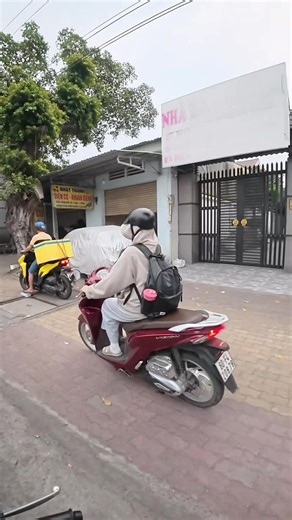 Thời buổi nào rồi còn kêu tài xế leo lề, đã nói hông được mà cứ lãi nhải quài. Để phải to tiếng cho mất lòng😌