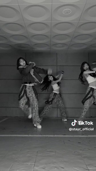 Learn the Stickyyy Dance with STAYC Tutorial