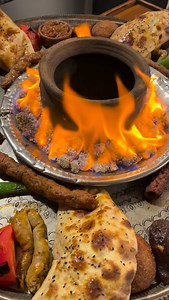 Yöresel Mardin lezzetlerini bir araya getirdik, sizin için özenle hazırladık 🔥 Kaburgadan iç pilava, mumbar dolmasından içli köfteye… Hepsi full yöresel, hepsi Mardin usulü 😋 Gerçek lezzeti yerinde yaşamak isteyenleri bekliyoruz. ☎️ 0216 441 00 25 #MardinLezzetleri #YöreselMardin #MardinMutfağı #YöreselLezzetler #KaburgaDolması | Mardin Mutfağı
