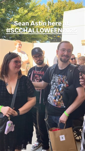 The crowd is ready to meet seanastin here at @sinistercreaturecon #SCCHALLOWEEN2025 #horror #halloween #strangerthings #lordoftherings #goonies | Sinister Creature Con