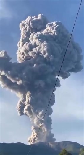 🚨#NOTICIAS| El volcán Merapi en Indonesia entra en erupción en Sumatra, una columna de cenizas de 1,6 km se eleva en el cielo. | City Reynosa