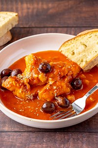 Merluzzo in umido 😊👍 Per questo piatto, la scarpetta diventa un imperativo ❤️ Scopri di più 👉 https://www.fattoincasadabenedetta.it/ricetta/merluzzo-in-umido/ | Buon'Idea