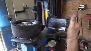GoProカメラが車のタイヤの内部で起こっていることをキャプチャします