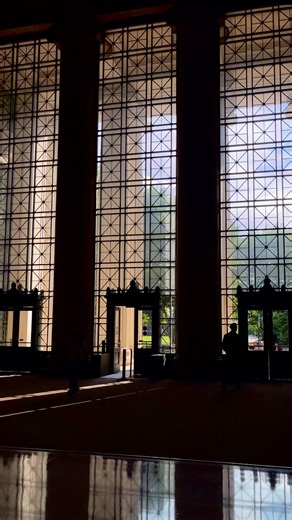 MIT on Instagram: "A magnificent lobby with a skylight at the top, and a view that never gets old. Lobby 7 is located inside of MIT’s main entrance at 77 Massachusetts Avenue. Video: Jasma Zhou/MIT #aroundmit #campusviews"