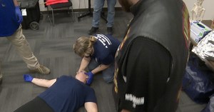 'Trauma Mama' teaches crash scene safety course to Valley bikers