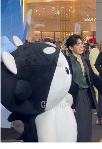 วันนี้น่ารักมากทั้งคู่เลย พ่อพ่อนิววี่กับยัยซัง อุนยายใจเหลวว 🥹🫶🏻💖🐻‍❄️🐳 @Newwiee @POLCASAN NEWSAN AT LINESTICKERS AW25 #LSA2025xNewwiee #LSA2025xPolcasan #Newwiee #POLCASAN #ยัยซัง