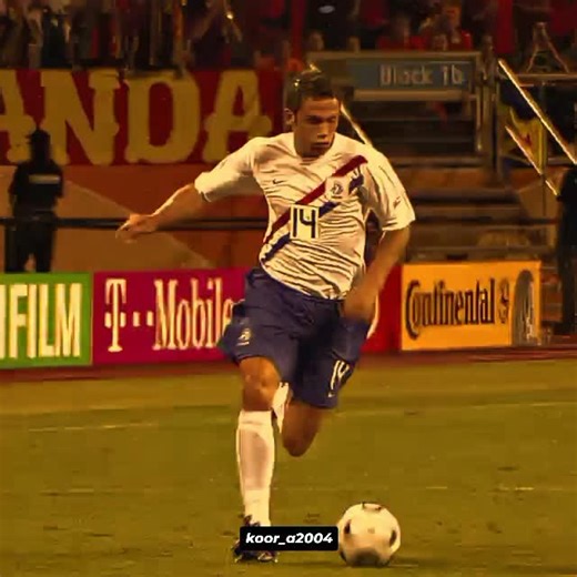 ABDELMOUNIM on Instagram‎: "فيلم "وحدي في المنزل (Home Alone) هو فيلم كلاسيكي من إنتاج 1990، بطولة "ماكولي كولكين" بدور الطفل كيفن مكاليستر"، وتدور أحداثه حول نسيان عائلته له في المنزل أثناء سفرهم لقضاء عطلة عيد الميلاد. o_amine بعد أن ترك "كيفن" وحده في المنزل، يبدأ في الاستمتاع بحريته، لكنه يواجه لصين (هاري و مارف) يحاولان سرقة المنزل كيفن، بذكائه المنزل. كيفن، بذكائه، يضع لهم فخاخاً مضحكة ومؤلمة داخل المنزل لحمايته. تحدث سلسلة من المواقف الكوميدية الساخرة، يفشل فيها اللصان في كل محاولة. في ال