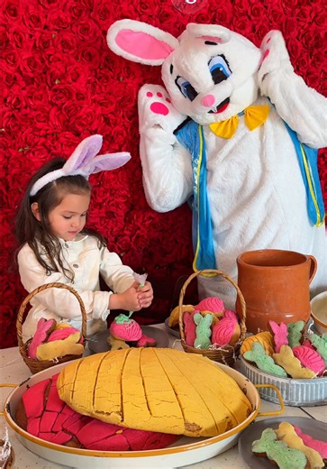 Giant Easter Egg Concha in San Antonio Texas @Panfila-cantina 🐰 Easter Bunny visiting NOW Saturdays & Sundays until Easter At Panfila Cantina they’re celebrating Easter with giant Easter egg conchas, colorful cascarones, and fun decorating activities for the kids. They even have mini conchas and bunny-shaped marranitos that kids can paint and decorate with frosting and sprinkles. It’s a sweet, hands-on activity that makes this spot perfect for a family outing. And on Saturdays and Sundays until
