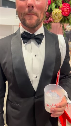 Derrick was representing at The Mistletoe Gala last night in his made to measure shawl collar tux from Atelier Munro! #mensfashion #styleinspiration #sprezzatura #instafashion #mensweardaily #guyswithstyle #instastyle #dressup #shopsmall #sartorial #dapper #styleformen #menswardrobe #menswear #menstyle #mensstyle #fashion #style #fallfashion #menwithclass #menwithstyle #fashionlover #fashıonlovers | Great Scott