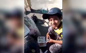 INDIGNANTE Captan a niño sin hogar ¡comiendo de la basura!