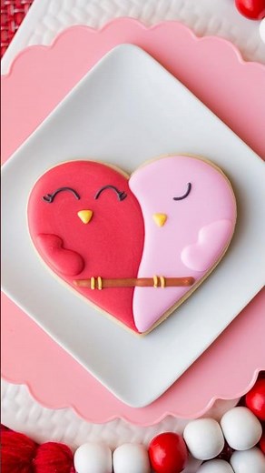 How to decorate two birds snuggling together on a heart shaped cookie #cookiedecorating #royalicing