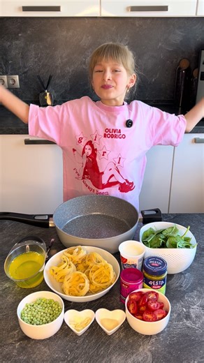 🍝 Pesto-Pasta aus der Pfanne (One-Pan Rezept) ✨ Cremig, schnell und perfekt für das Mittagessen! ✨ 🛒 Zutaten: * 250 g Tagliatelle * 80 g frischer Spinat * 100 g grüne Erbsen * 200 g Tomaten * 1 Knoblauchzehe (frisch) * etwas getrockneter Knoblauch * 1 Becher Schlagsahne * Pesto (ca. 4–6 TL, nach Geschmack) * Gewürze für Pasta * 500 ml Wasser * 1 TL Gemüsebrühe ⸻ 👩‍🍳 Zubereitung: 1. Die Tagliatelle ungekocht in eine große, tiefe Pfanne geben. 2. Spinat und gewürfelte Tomaten dazugeben. 3. Erb
